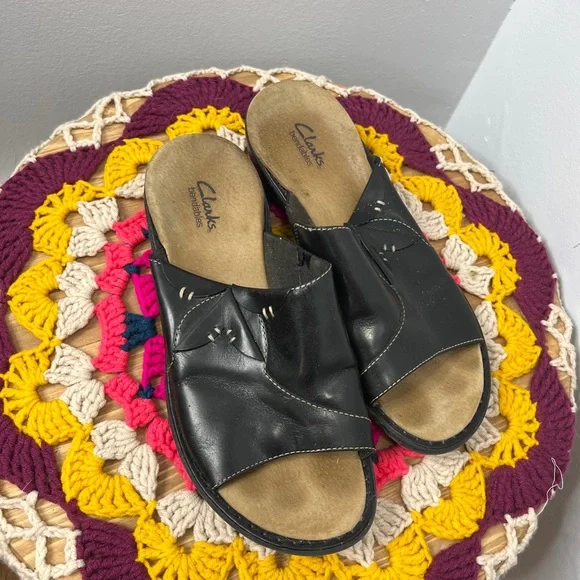 Clarks black leather slide on sandal - Picture 2 of 5